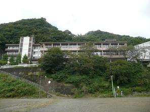 旧静浦中学校　グランドから校舎を臨む