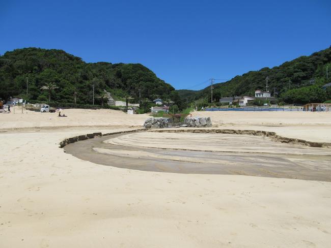 砂浜に流れる河川