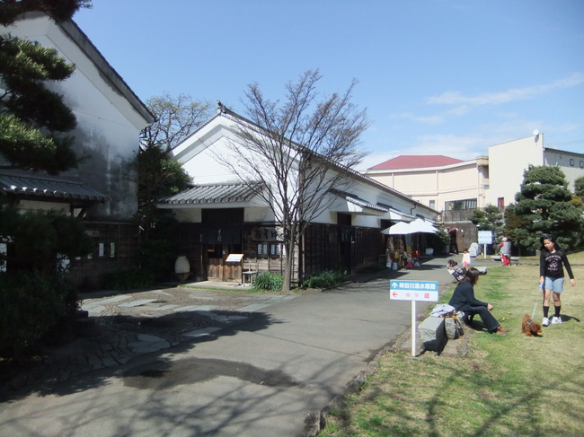 倉庫を改装したお土産店