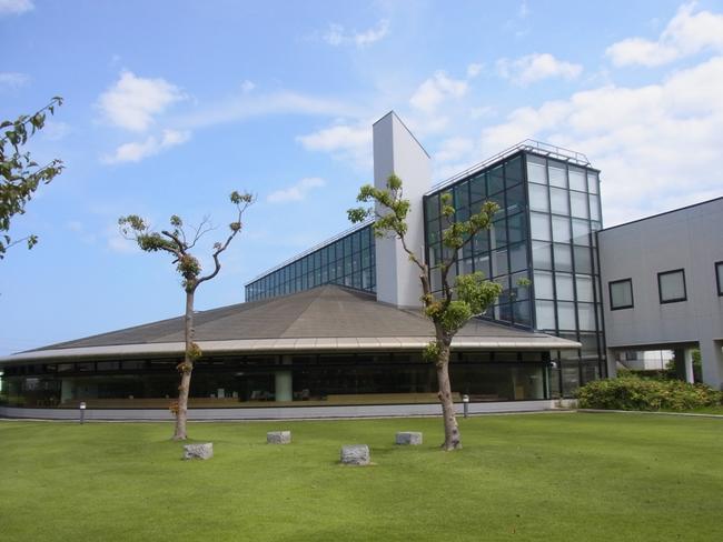 御前崎市立図書館（アスパル）　図書館と中庭