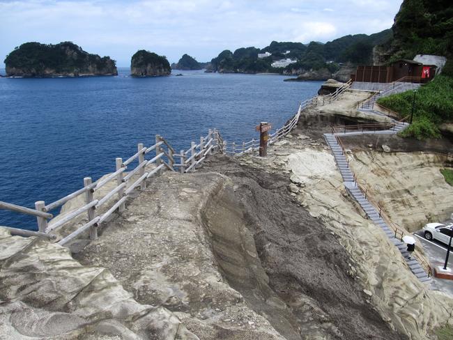 背景の西伊豆の小島群