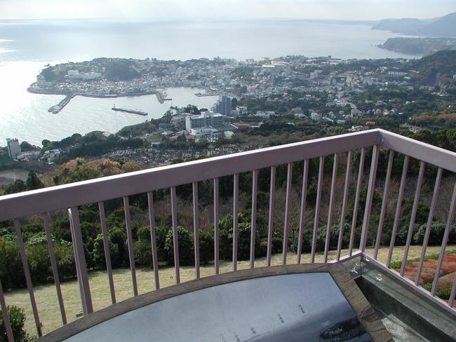 展望台より稲取岬を望む