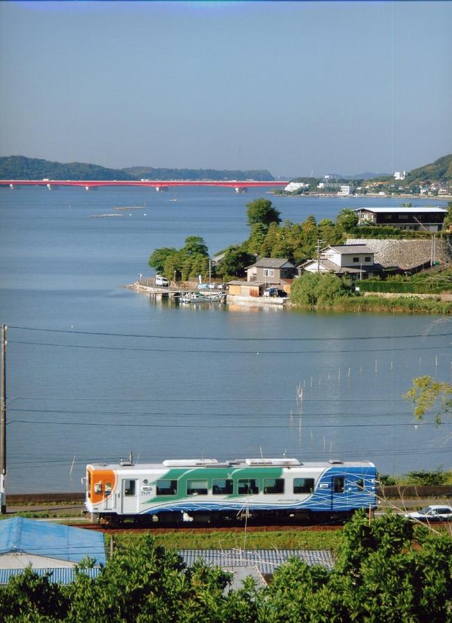 車窓から浜名湖が望めます（寸座駅付近）