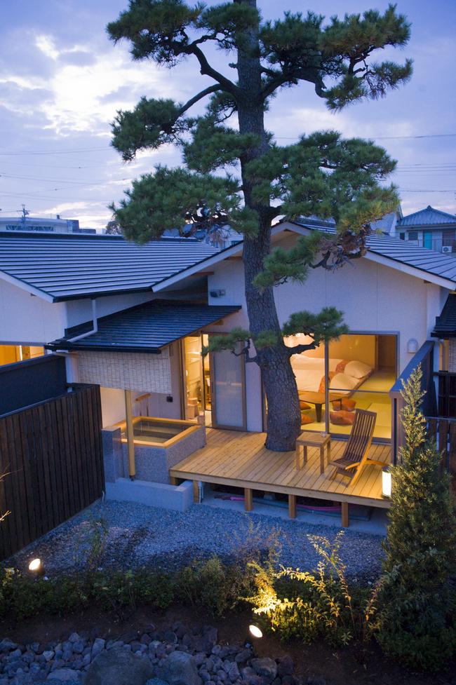離れ屋裏庭