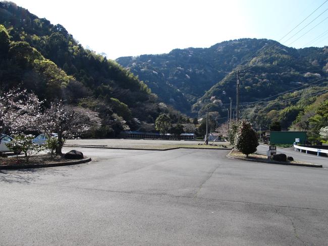 駐車場より