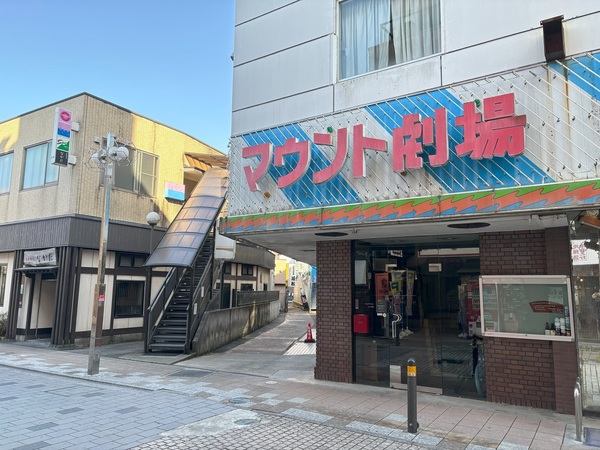 旧映画館前