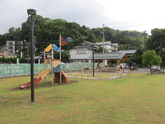 芝生広場先に足湯あずまや
