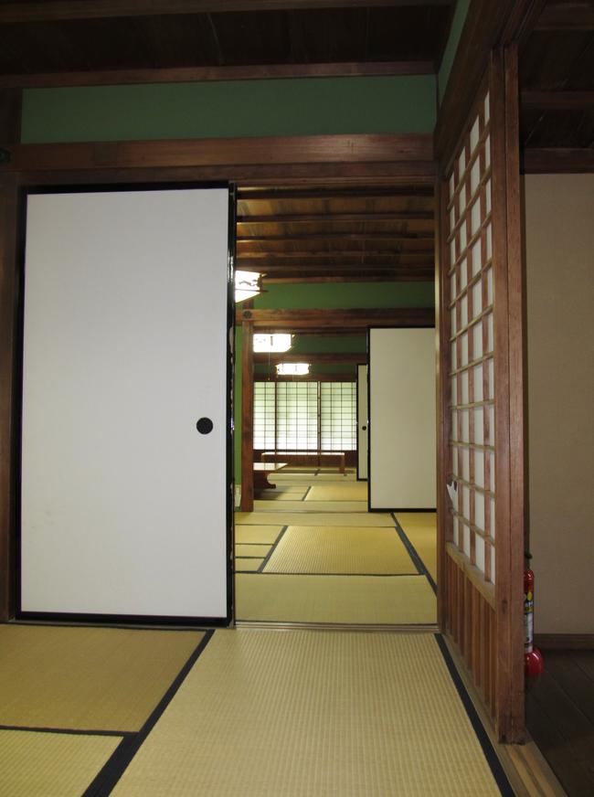 奥の建物4間続き
