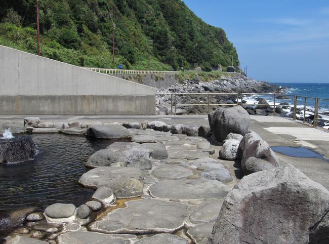 殿方風呂・国道135号線