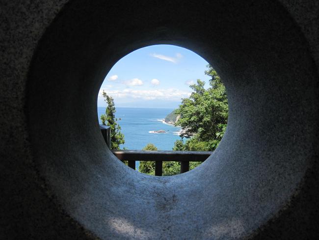 記念塔から駿河湾を臨む