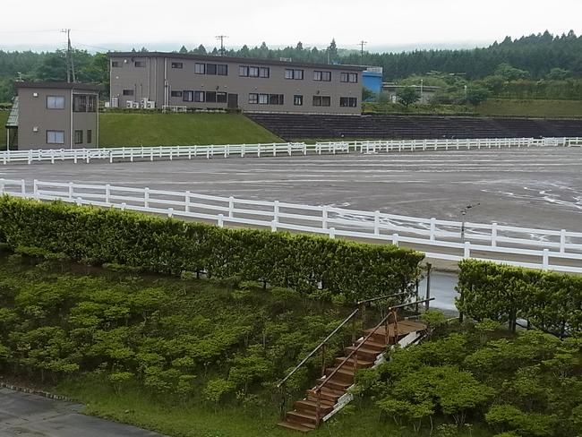 トラックより管理棟を臨む