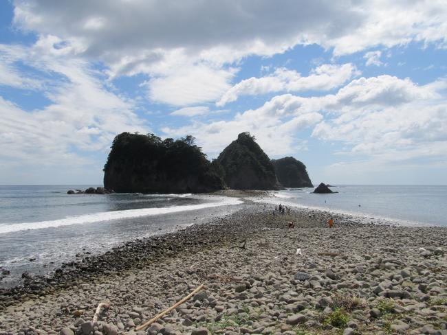 瀬浜海岸の三四郎島を望む