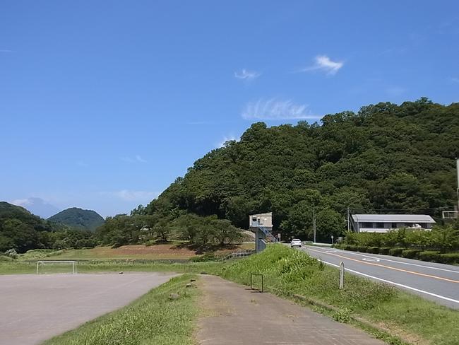 高校グラウンド背後の守山