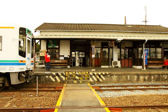 ホームより見る駅舎