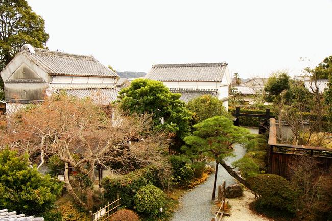 母屋2階から見た入口付近
