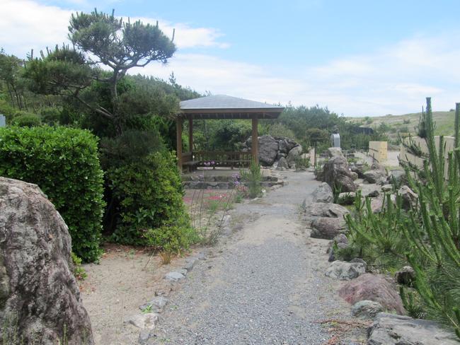 白砂公園　歩道と東屋