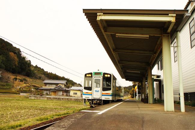 ホームに入る電車