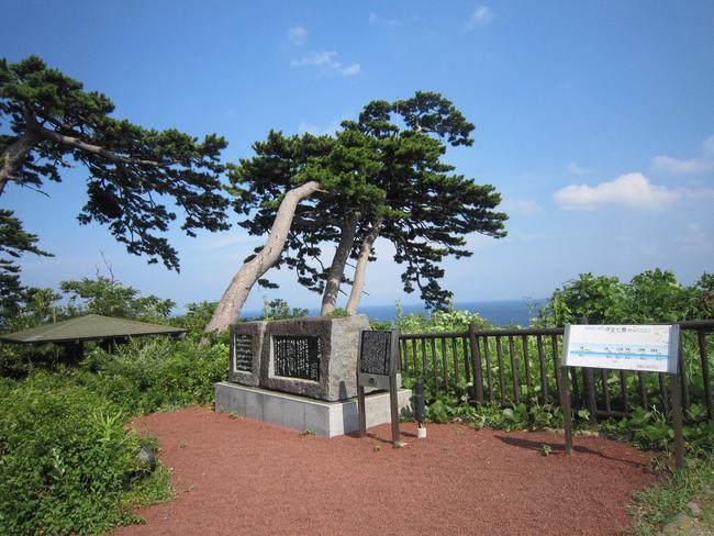 愛恋岬の歌碑全景