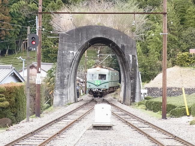 トンネルと列車