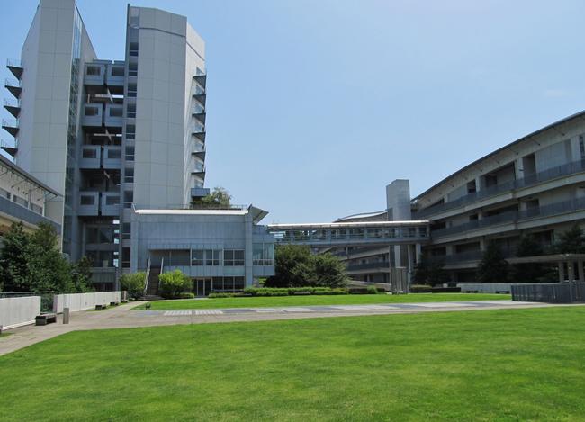 静岡文化芸術大学　出会いの広場より北棟・南棟