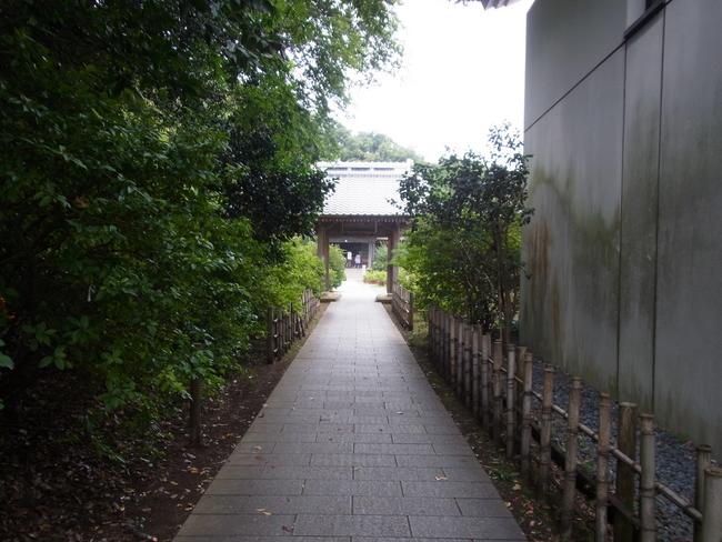 本堂への道