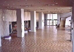 中ホールホワイエ
