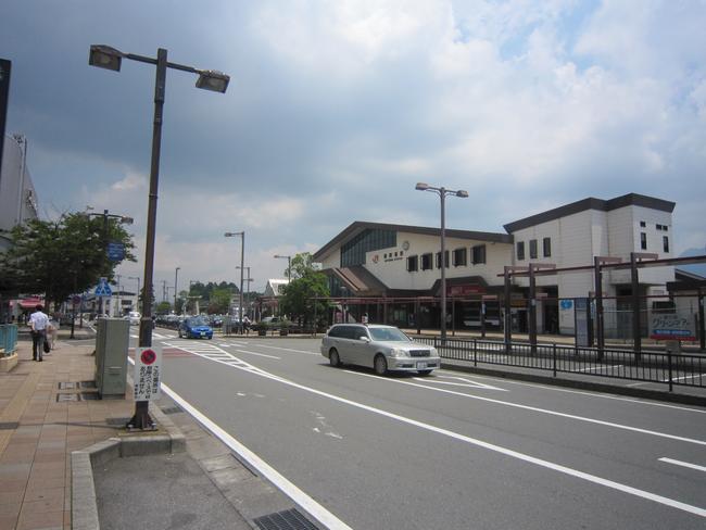 西から