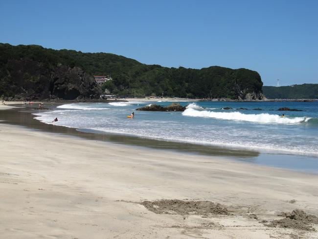 入田浜海水浴場 北東側・波打ち際・岩