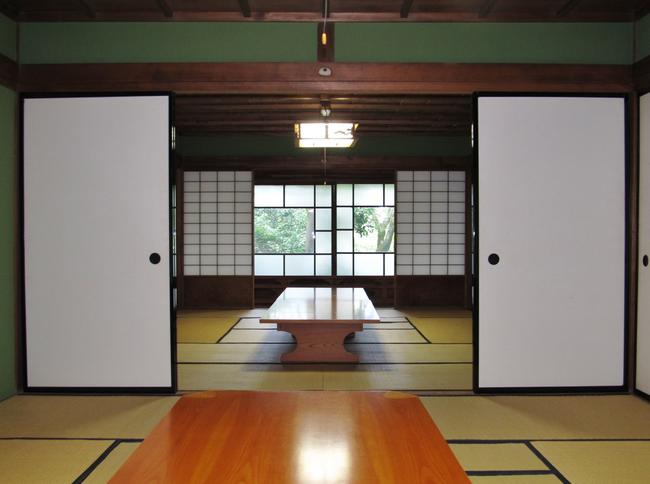 奥の建物奥側和室