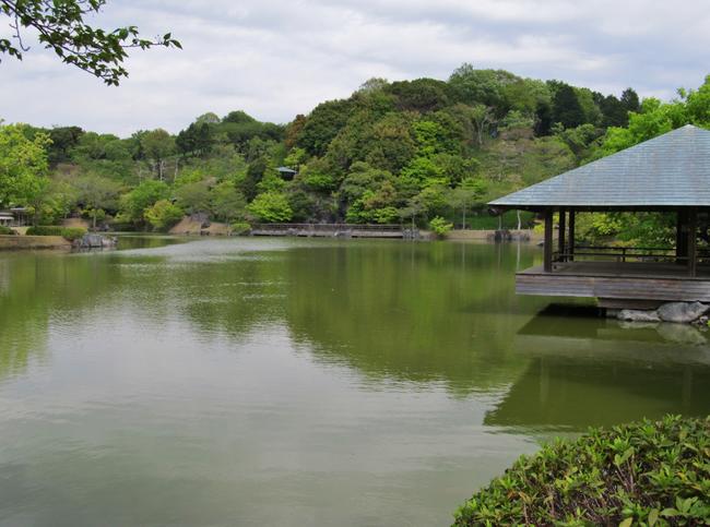 東屋と池