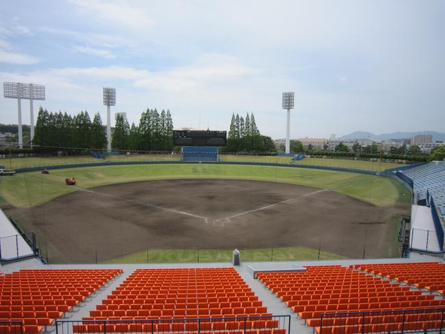 硬式球場ネット裏より全景