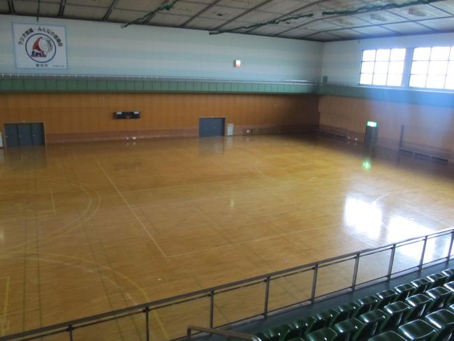 磐田市総合体育館　コート上から